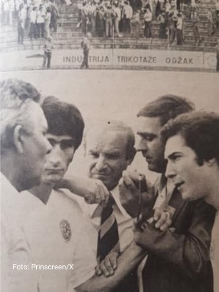 Okupljeni ljudi slušaju prenos utakmice preko tranzistora 1976 Partizan Hajduk